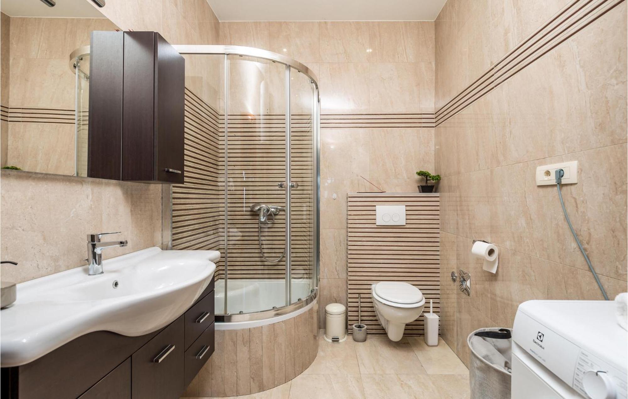 2 Bedroom Amazing Apartment In Рієка Екстер'єр фото