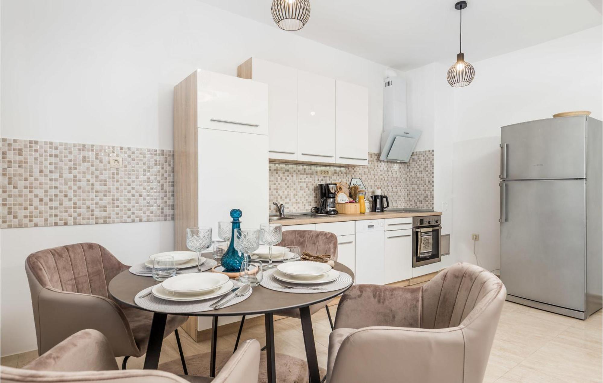 2 Bedroom Amazing Apartment In Рієка Екстер'єр фото